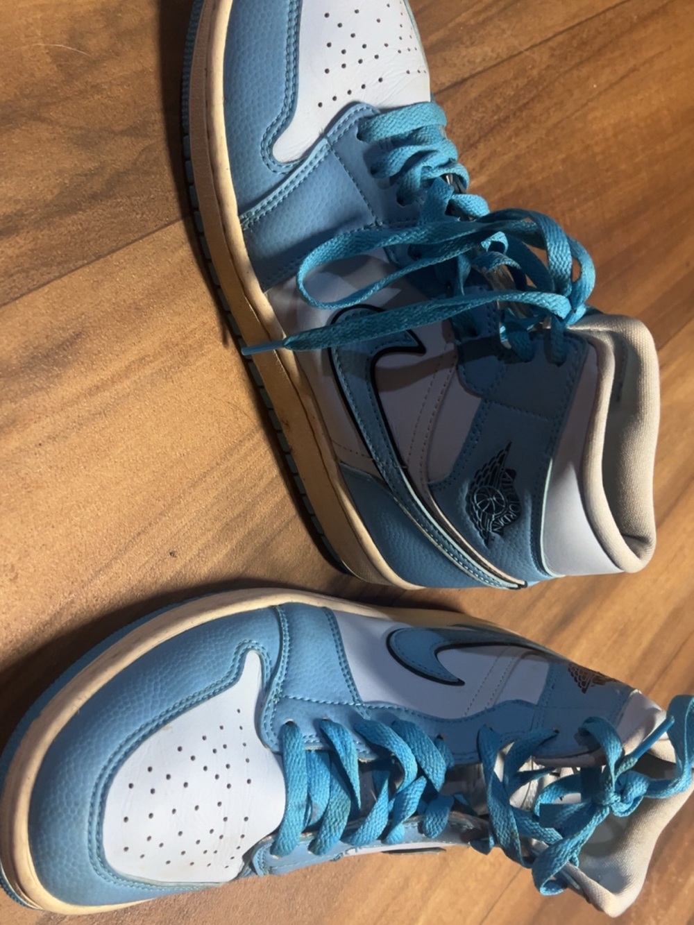 Womenss Blue and White High-Top jordans